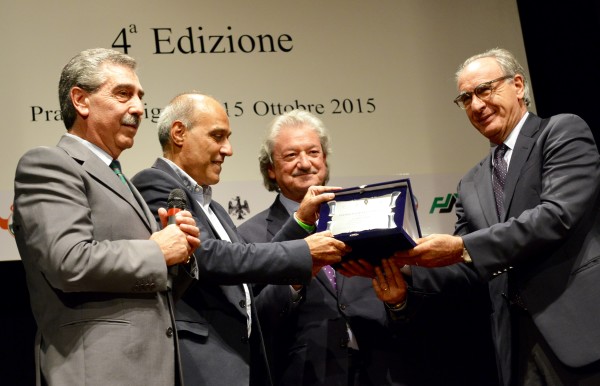 Il direttore di Rai Sport Carlo Paris riceve il premio dal presidente dell'Odg d'Abruzzo, Stefano Pallotta