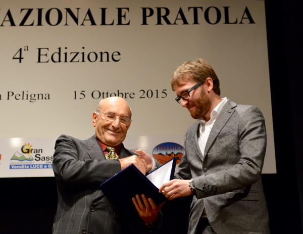 Antonio D'Achille premiato dal presidente di Futile Utile, Pierpaolo Bellucci